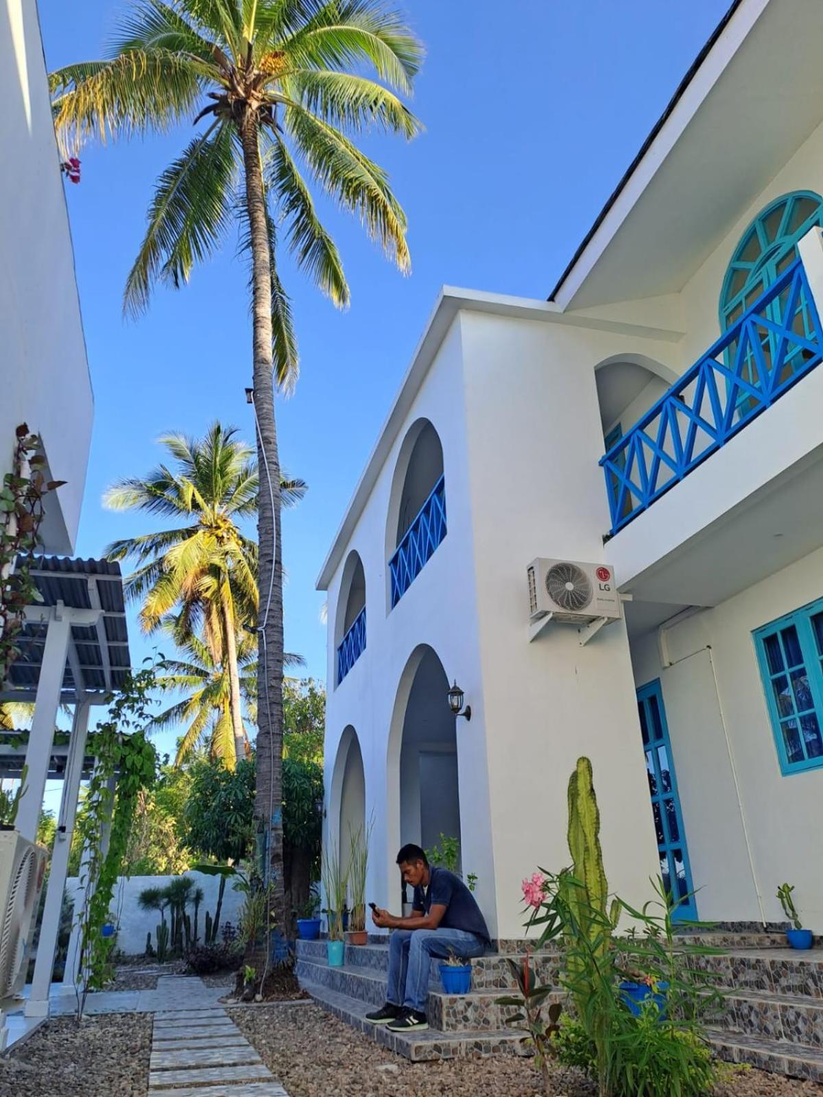 Anjo Maumere Hotel & Restaurant Exterior photo